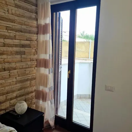 דירה Domus Livio, 7 Min Fco Airport, Free Wifi, Garden Apartment, 2 Tv Hd פיומיצ'ינו