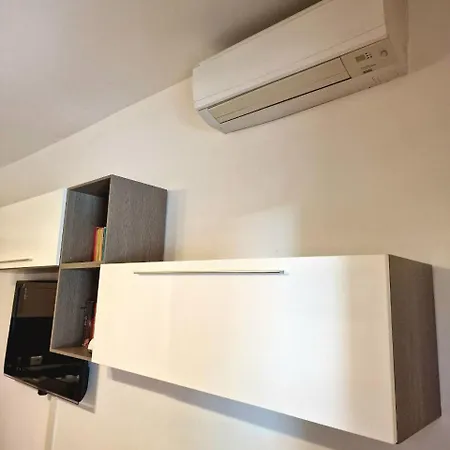 Domus Livio, 7 Min Fco Airport, Free Wifi, Garden Apartment, 2 Tv Hd דירה